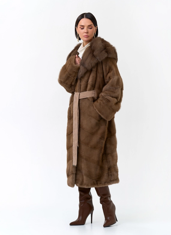 Шуба из меха норки с капюшоном из меха куницы