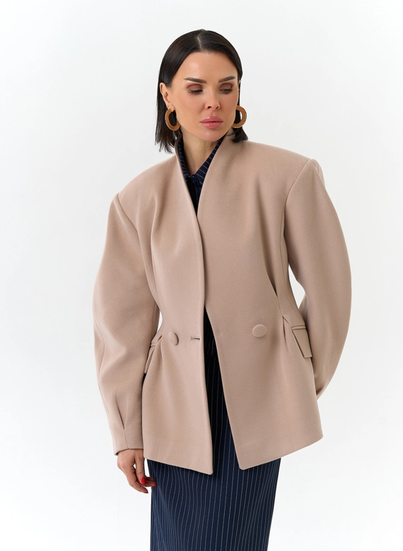 Женское укороченное пальто с акцентными рукавами фото