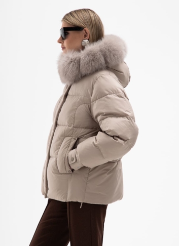 Короткий пуховик с капюшоном из меха песца
