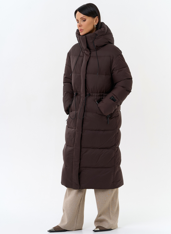 Женский пуховик коричневого цвета с капюшоном