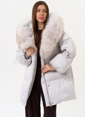 Светлый пуховик с капюшоном из меха лисы
