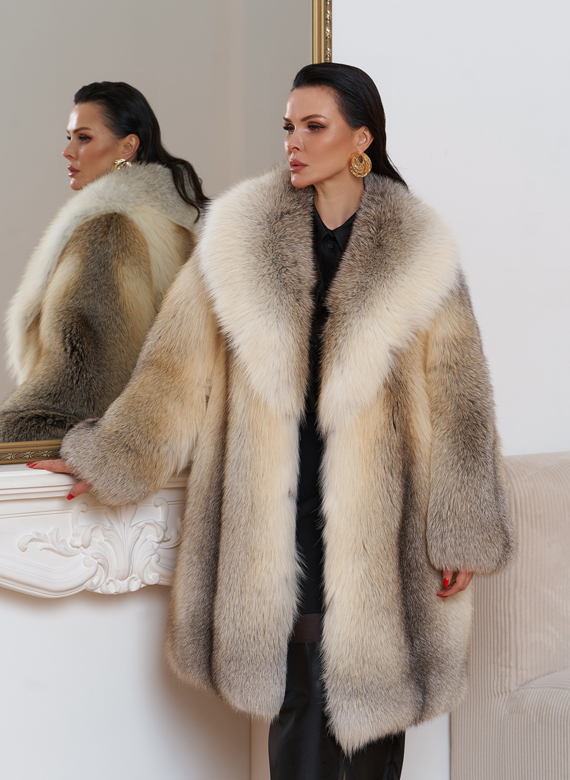 Женская шуба из меха лисы