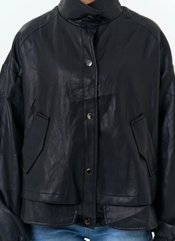 Женская объемная куртка из эко кожи