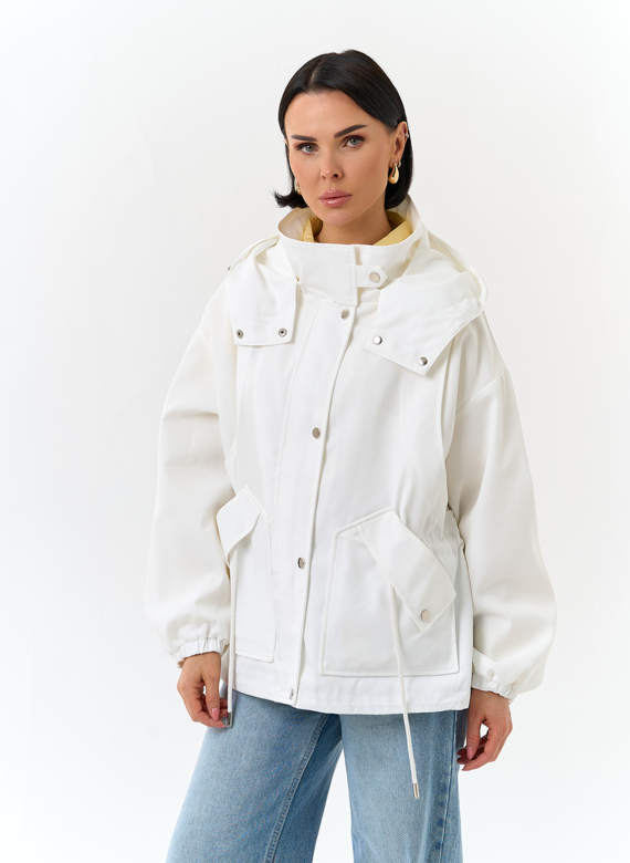 Женская куртка ветровка белого цвета