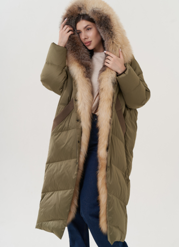 Пуховик с отделкой капюшона из меха лисы 