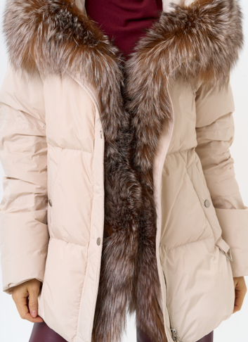Женский пуховик с отделкой из натурального меха