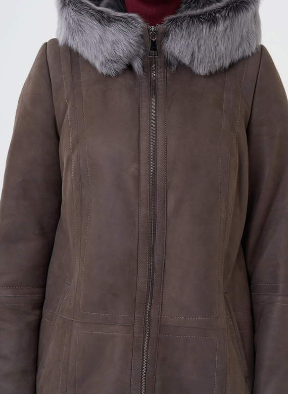 Дубленка с отделкой из тосканы с капюшоном