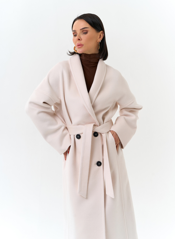Светлое женское пальто с воротником шаль