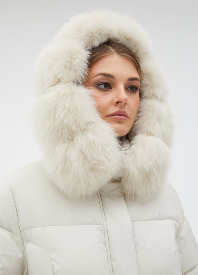 Короткий пуховик с капюшоном из меха песца модель № 31118 универмаг малина