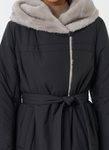 Пуховик с капюшоном из эко меха