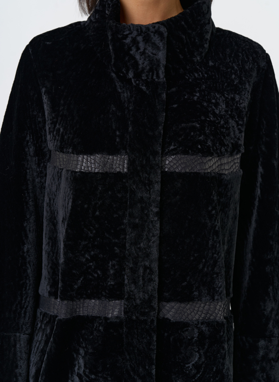 Женская двухсторонняя дубленка черного цвета