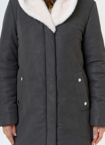 Пуховик из эко кожи с капюшоном из эко меха