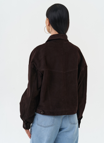 Женская куртка из натуральной замши коричневого цвета