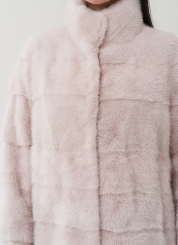 Шуба из меха норки бежевого цвета