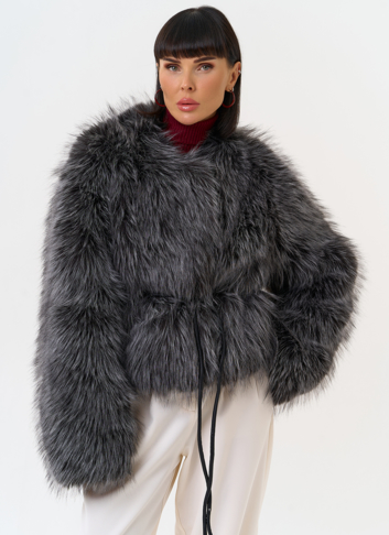 Короткая куртка из эко меха с декоративным поясом