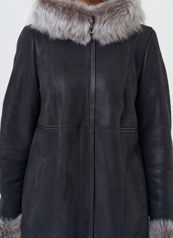 Дубленка с отделкой из тосканы с капюшоном