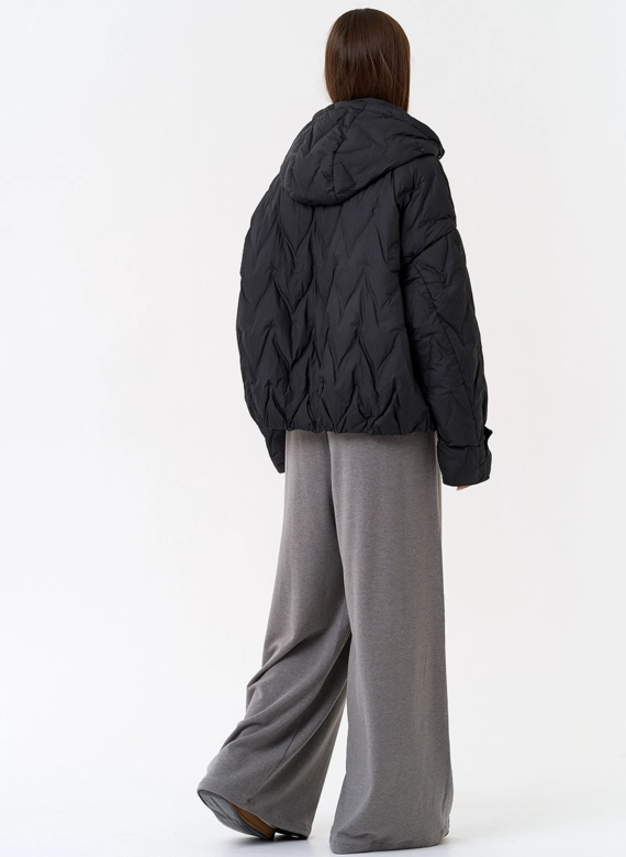 Женская куртка с капюшоном в черном цвете фото