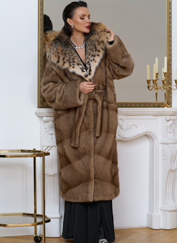 Женская шуба из меха норки с капюшоном из меха рыси