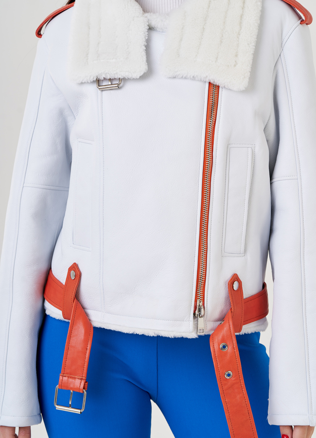 Женская дубленка белого цвета модель № 23355 в рассрочку