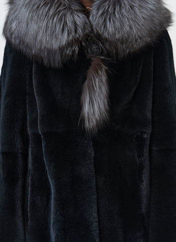 Шуба из меха кролика с капюшоном из чернобурки
