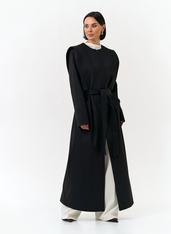 Женское длинное пальто с акцентными плечами