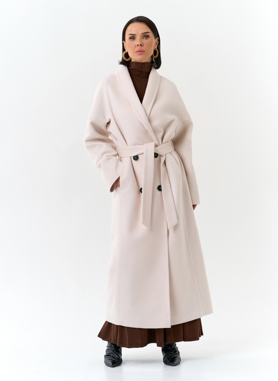 Светлое женское пальто с воротником шаль