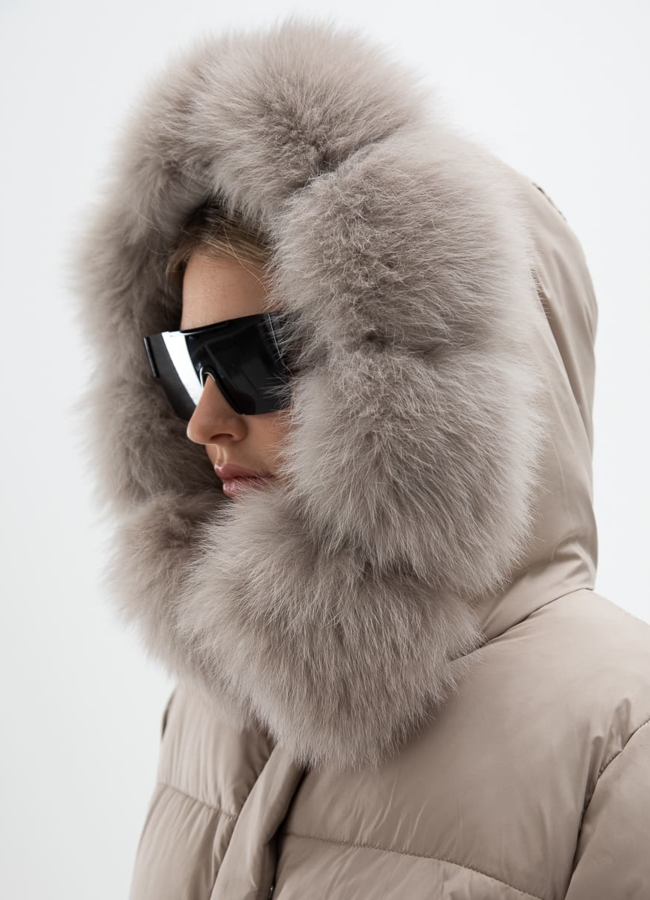 Короткий пуховик с капюшоном из меха песца модель № 31119 универмаг малина