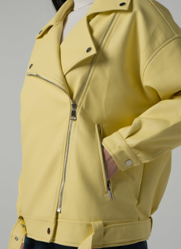 Женская удлиненная косуха-оверсайз в светло-желтом цвете