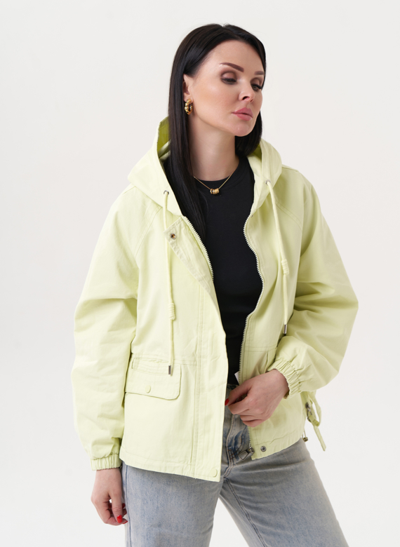 Ветровка зеленого цвета с капюшоном