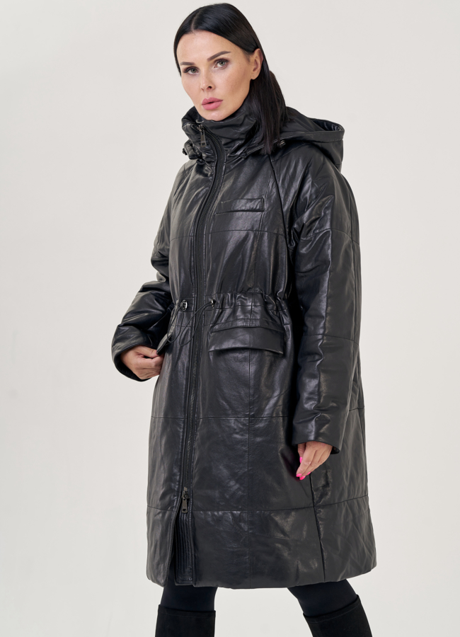 Кожаный пуховик с капюшоном черного цвета  модель № 23265 меха малина