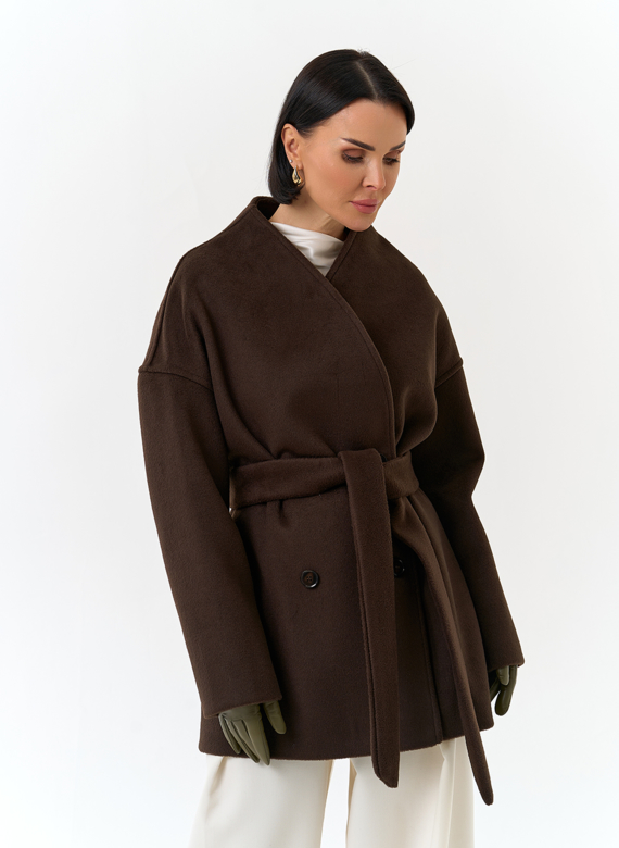 Женское укороченное пальто с поясом