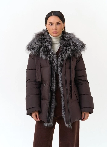 Женский пуховик с мехом чернобурой лисы на капюшоне фото